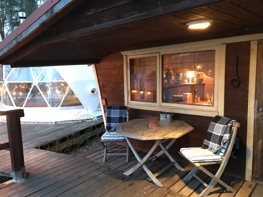 Чудесное место у озера с камином и русской баней