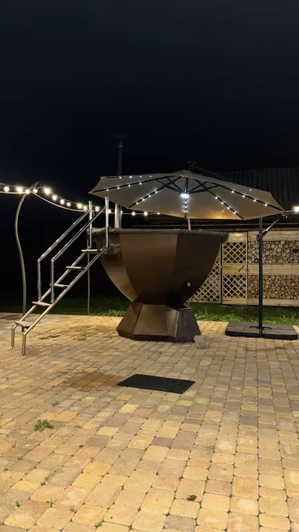 Душевный домик на берегу реки