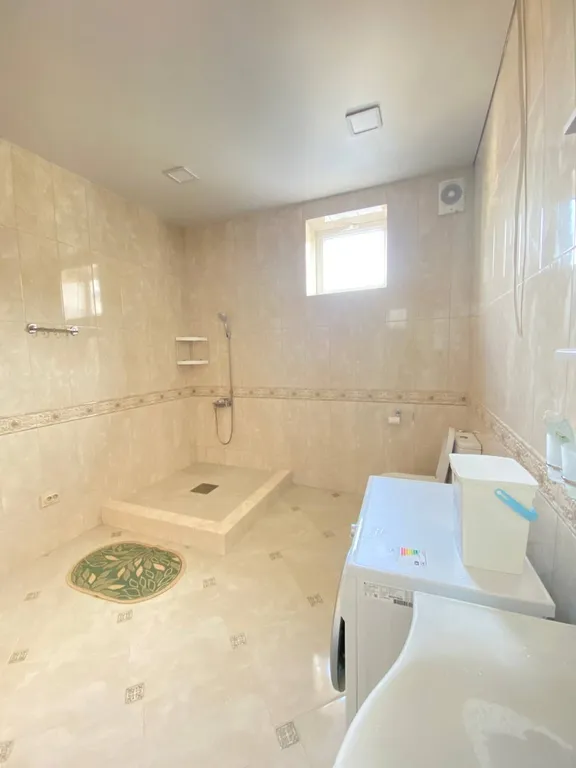 Большой и красивый дом на берегу моря