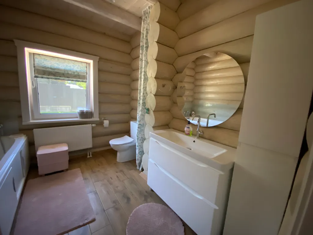 Деревянный комфортабельный дом на берегу озера