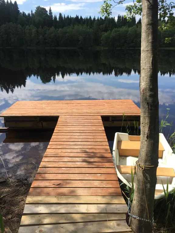 Деревянный дом у озера