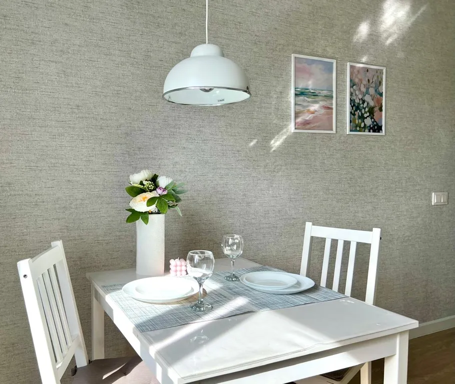 Стильный белоснежный апартамент в центре города, бесконтактный заезд