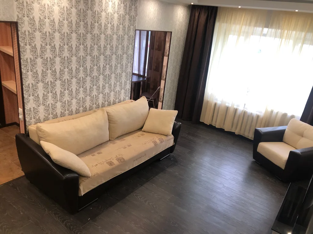 Отличная квартира с видом на площадь