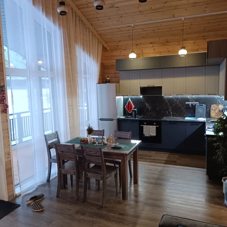 Дом на песчаном берегу озера