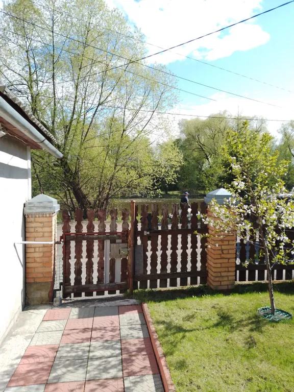 Дом у реки в центре города