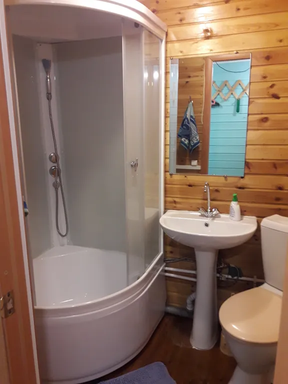 Уютный дом у озера