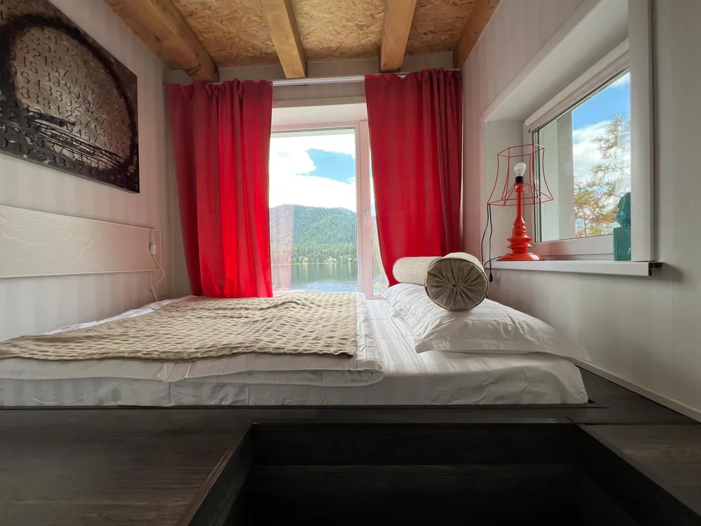 Дом америка на берегу телецкого озера