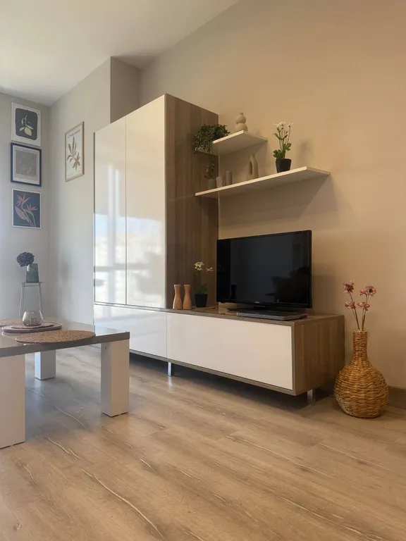 Studio apt with pool and gym near metrobus station