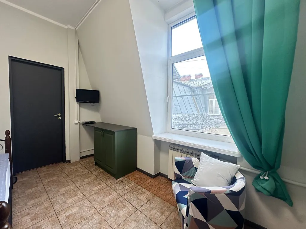 Бюджетная комната для 3 человек, вид на крыши, самый центр