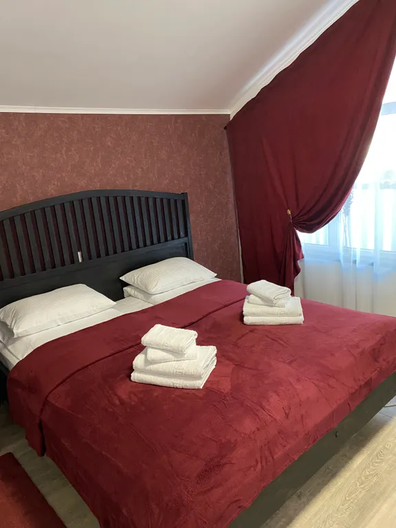 Домик в сосновом бору с видом на горы и лес