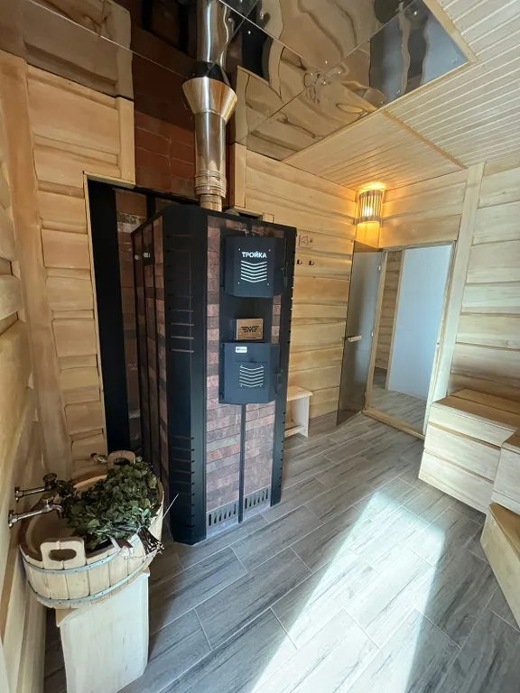 Трёхкомнатный коттедж в лесу у пруда