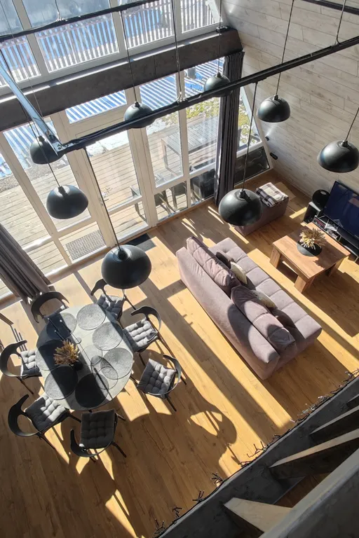 Панорамный домик с теплым бассейном в пяти минутах ходьбы от города