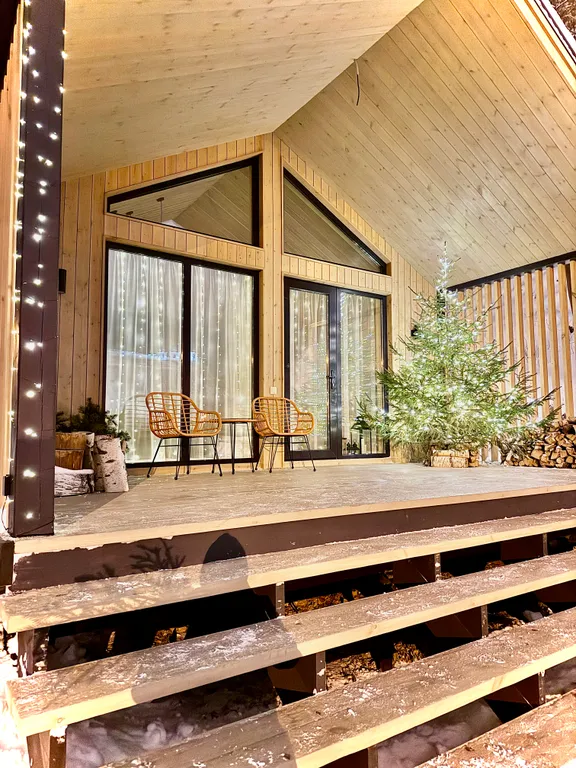 Дом Никольский с видом на главную достопримечательность