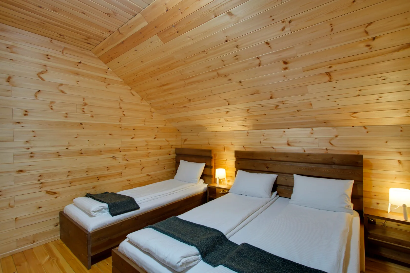 Семейная спальня: двуспальная и односпальная кровати, прикроватные тумбочки