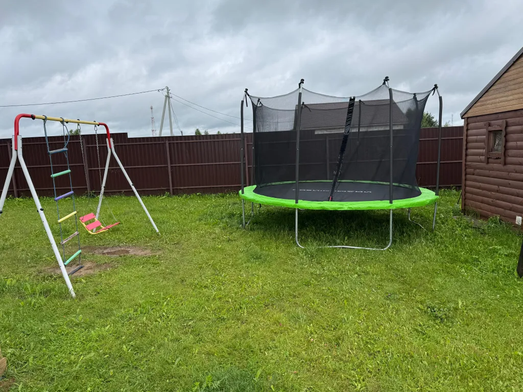 Уютный деревянный дом в тихой деревне