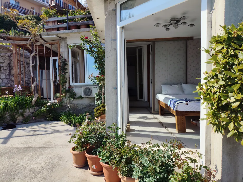 Уютный двухкомнатный домик в райском саду с видом на море