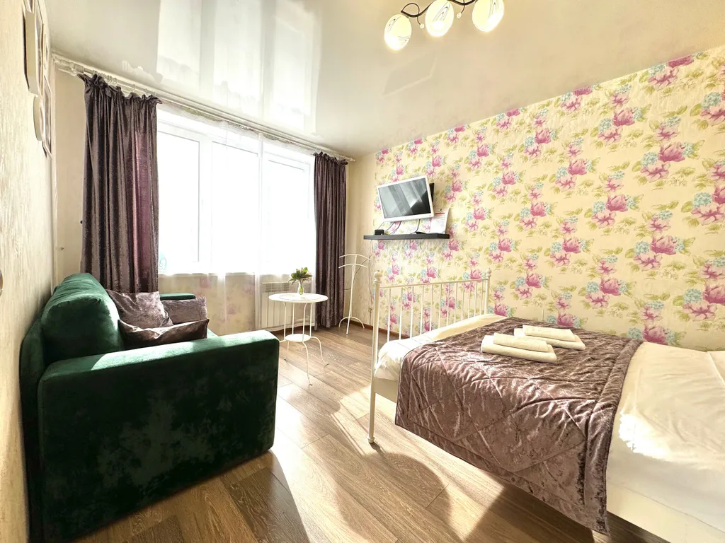 Однокомнатная с зеленым диваном и теплым полом