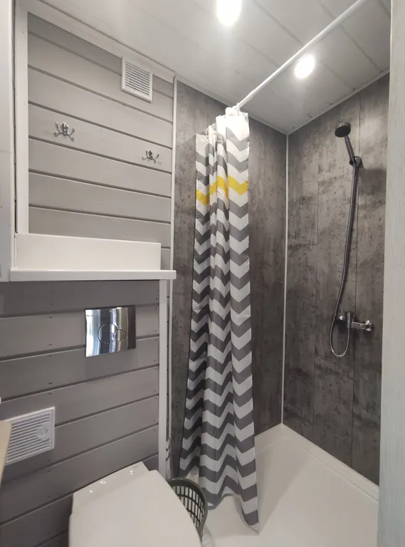 Домик с панорамным остеклением, террасой и видом на озеро