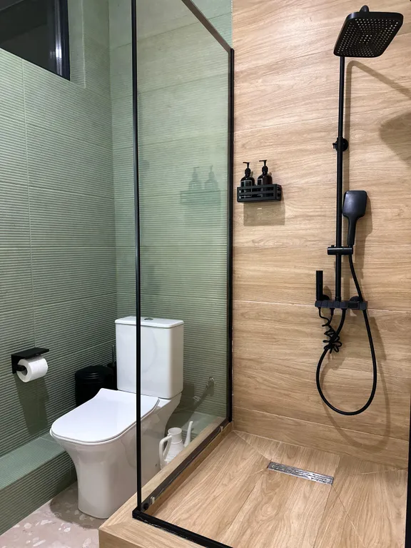 Новый коттедж с витражными окнами в центре