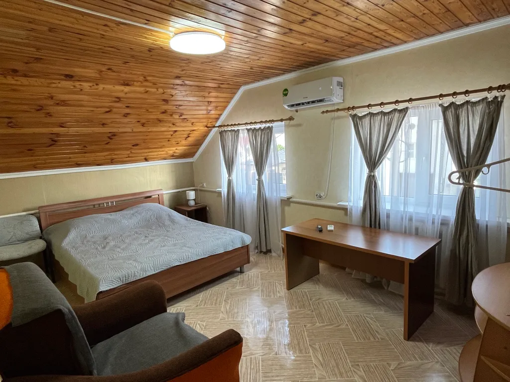 Двухэтажный дом с бассейном