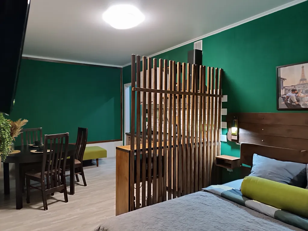 Великолепная студия с интересным дизайном в стиле французского кафе