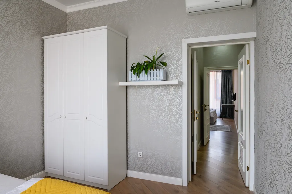 Трехкомнатная квартира с видом на горы в центре города