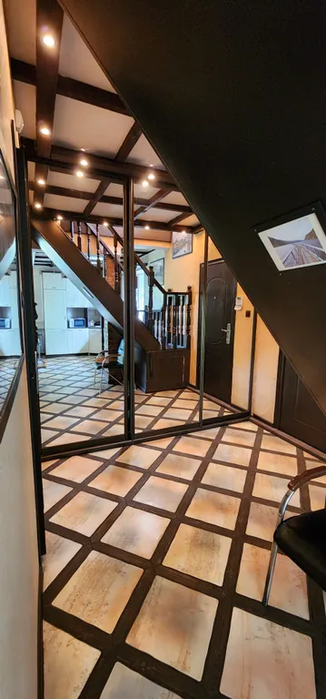 Дом с шикарной беседкой на озере