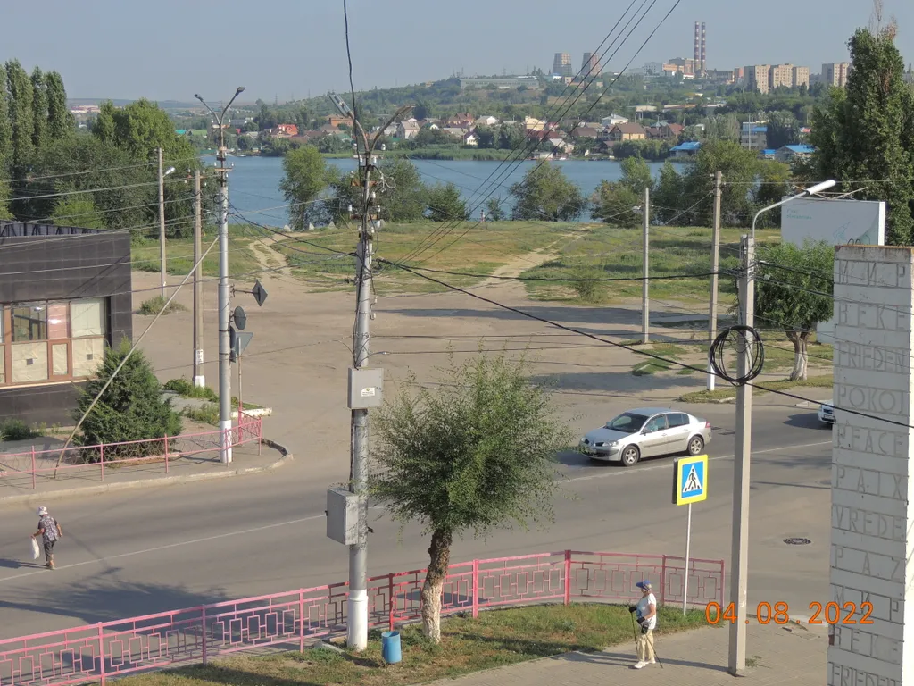 Уютно, возле набережной, вид на реку Волга