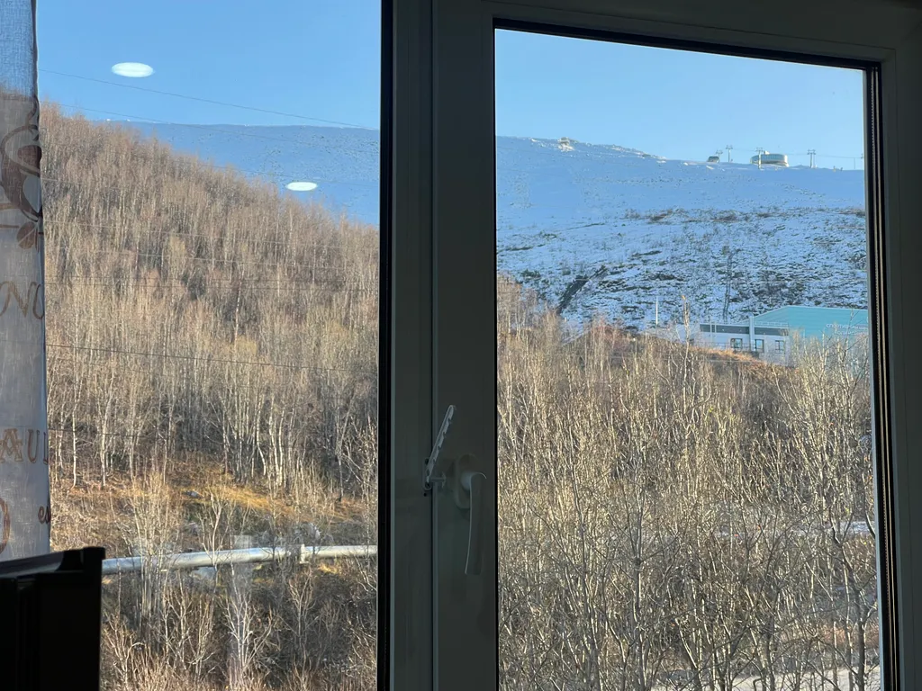 Уютная двухкомнатная квартира на первой линии, горы прямо из окна