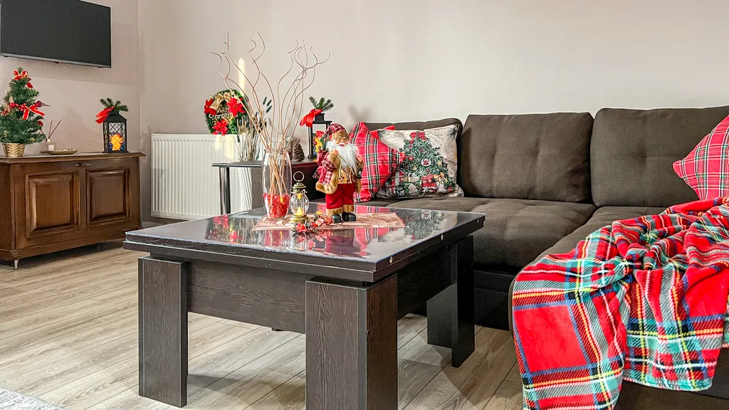 Домик коралл с бассейном в центре