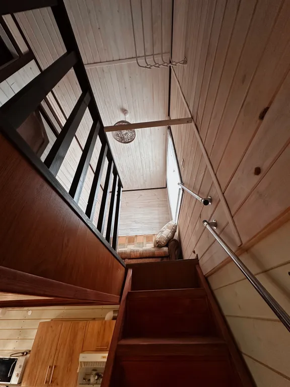 Двухэтажный дом на берегу реки Волга