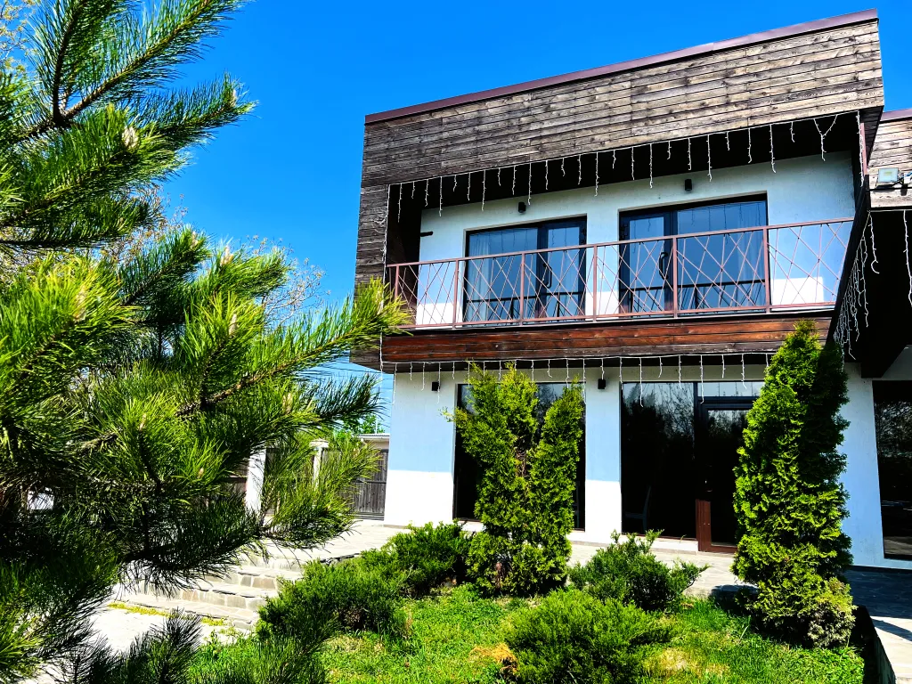 Вилла на берегу реки Кубань с бассейном, баней, банным чаном