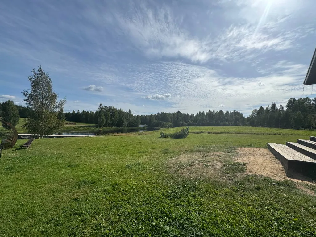 Дом из сруба у воды