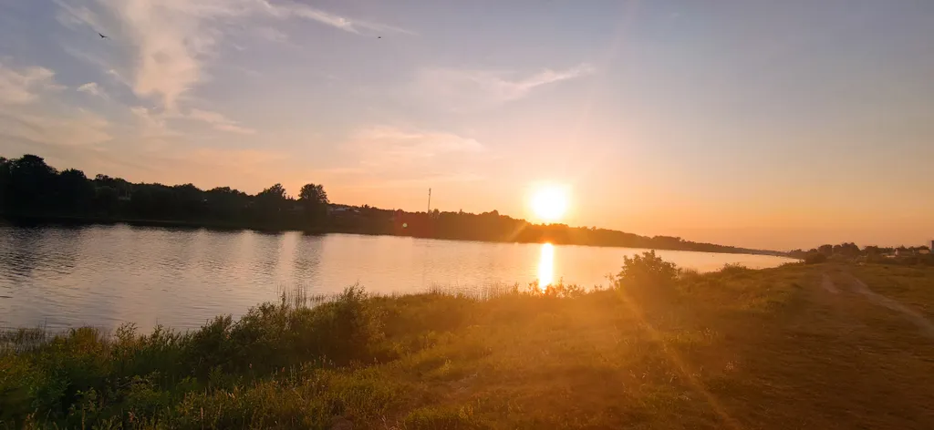 Уютный дом на берегу реки Великой