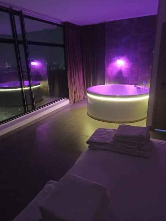 Студия с панорамными окнами и джакузи