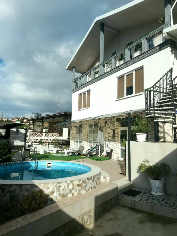 Квартира Квартира Уютная студия в частном доме с бассейном и мангальной зоной — Сочи