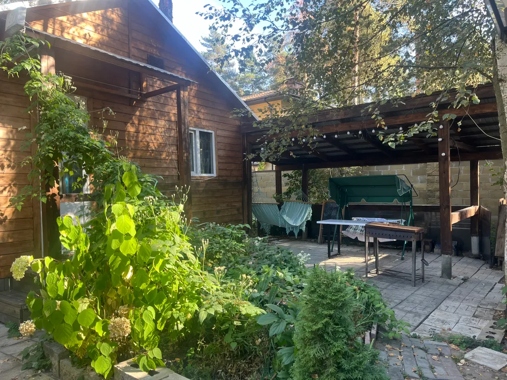 Дом с олененком и гортензиями