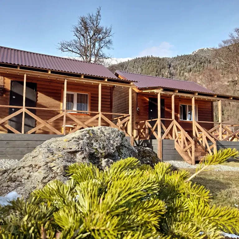 Домик с терассой и красивым видом на горы