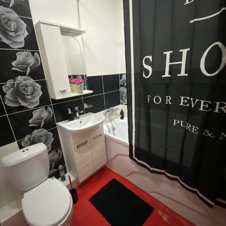 У Ледового дворца и областной больницы