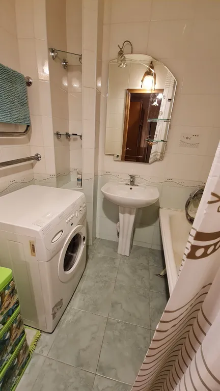 Двухкомнатная квартира класса люкс с балконом в центре города