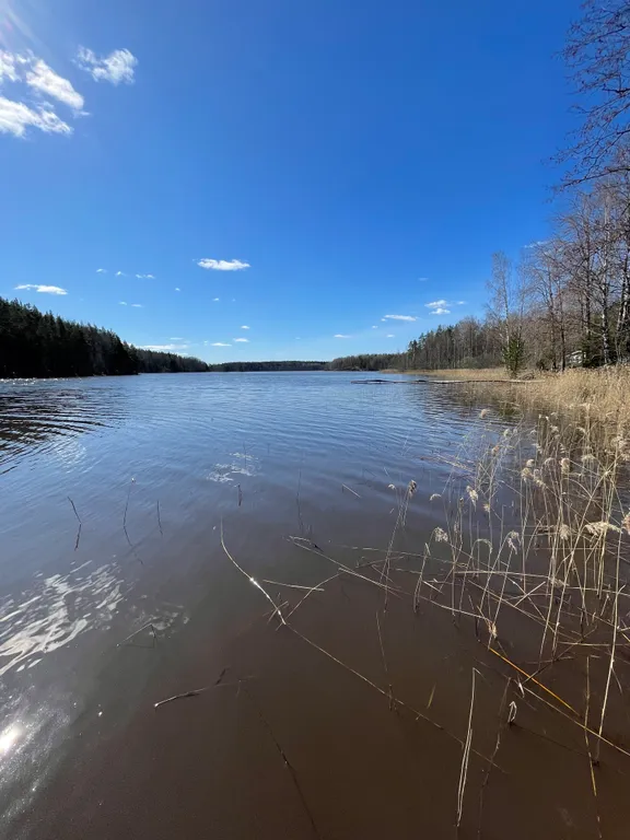 Дом в уникальном месте на берегу озера
