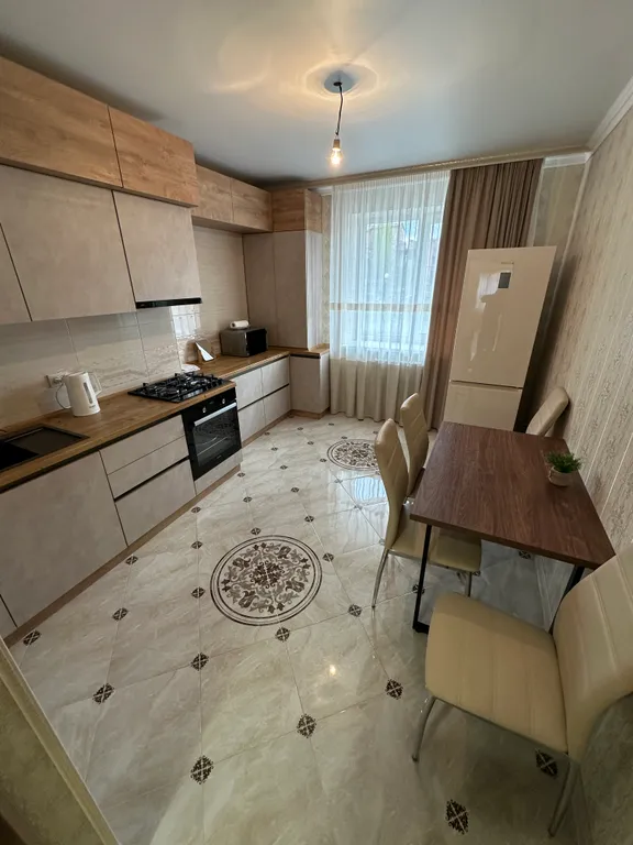 Уютная просторная квартира с новым ремонтом для комфортного проживания — аренда посуточно в Владикавказ