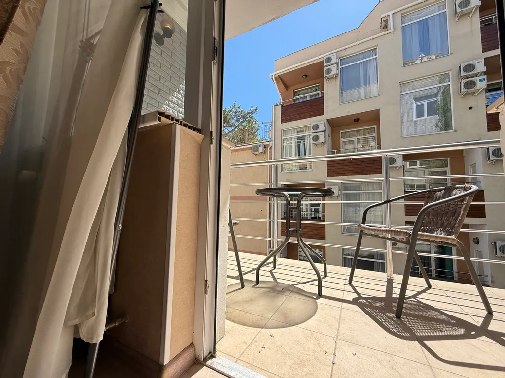 Студия с балконом зоной барбекю у моря