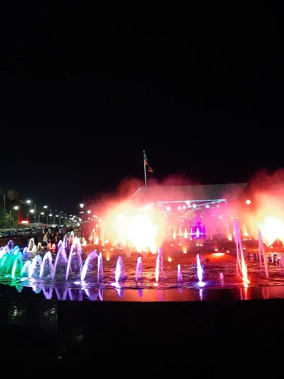 Жизнь с видом реку: огромная лоджия с панорамным остеклением в пол!