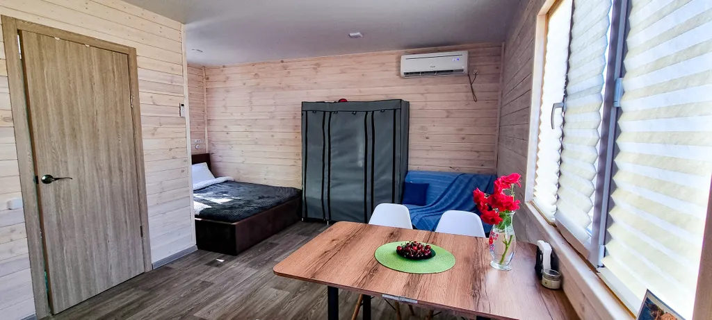 Уютный дом у реки с беседкой и верандой