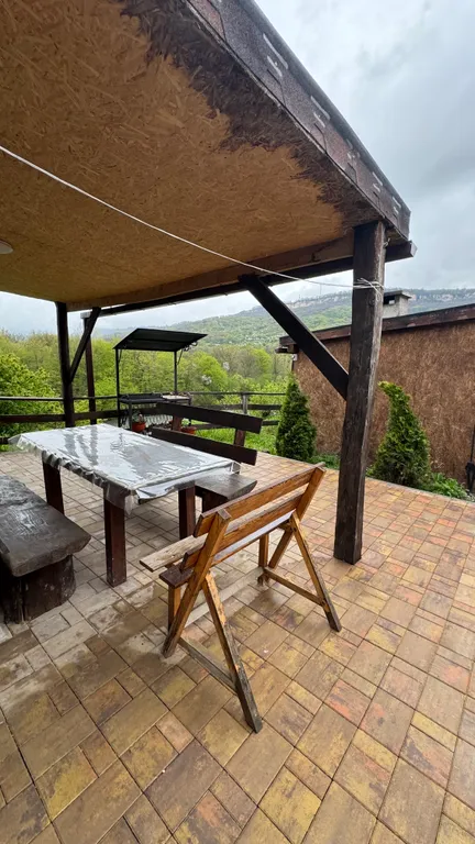 Дом на берегу реки с бассейном и видом