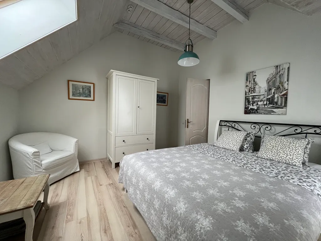 Коттедж с отдельным входом и видом на сад