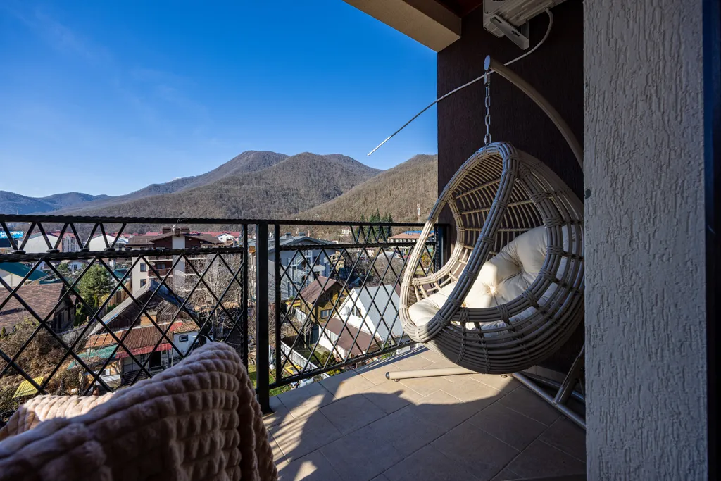 Просторная студия с видом на горы