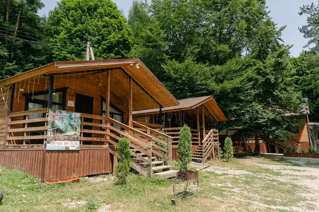 Домик с уютной террасой с красивым видом на горы