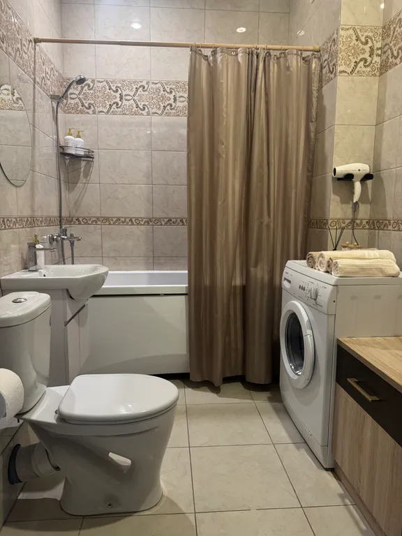 Классическая , стильная студия напротив Центрального Стадиона.